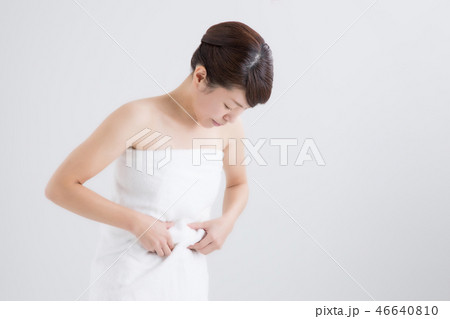 ウエストを気にする女性 ウエストを気にする女性 46640810