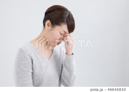 悩む女性 46640830