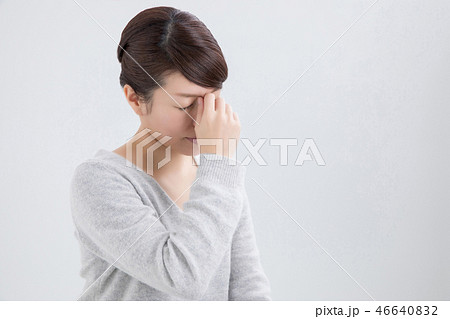 悩む女性 46640832