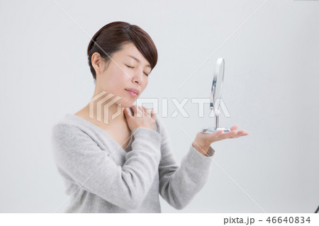 肩が痛い女性 46640834