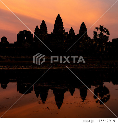 【絶景】カンボジア・アンコールワットのシルエット 【絶景】カンボジア・アンコールワットのシルエット 46642919