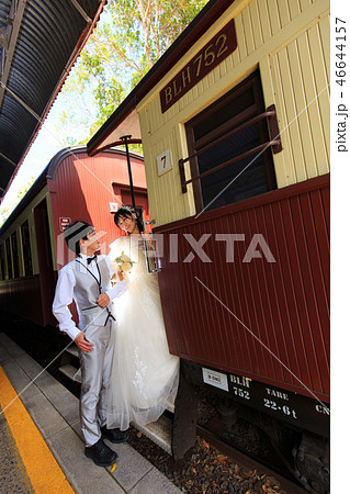 キュランダ駅構内で観光列車と一緒の縦写真 46644157