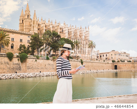 Stylish woman looking at the map Stylish woman looking at the map 46644854