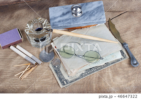 Vintage concept - Old fountain pen and inkwell  46647322