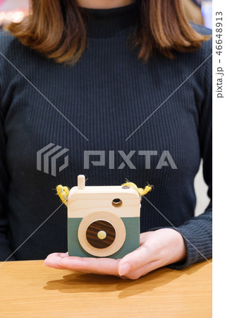 おもちゃのカメラを持つ女性 46648913