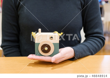おもちゃのカメラを持つ女性 46648914
