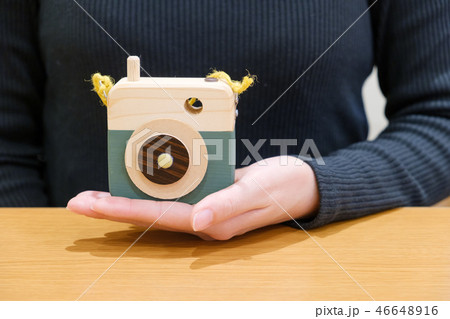 おもちゃのカメラを持つ女性 46648916