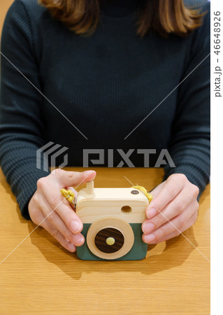 おもちゃのカメラを持つ女性 おもちゃのカメラを持つ女性 46648926