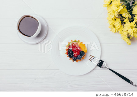 Flat lay delicious berry tartlet cupcake Flat lay delicious berry tartlet cupcake 46650714
