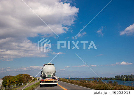 堤防道路を走るタンクローリー車　（岐阜県海津町） 46652013