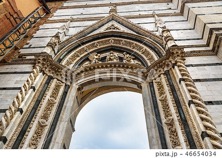 Arch gate to Piazza del Duomo. Siena. Italy 46654034