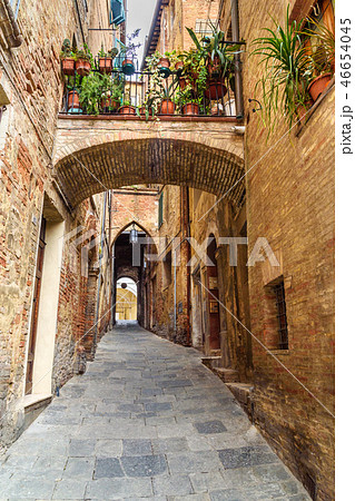 Medieval narrow street Vicolo Delle Scotte Siena Medieval narrow street Vicolo Delle Scotte Siena 46654045