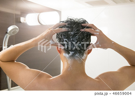 髪の毛を洗う若い日本人男性 洗髪 浴室 お風呂の写真素材