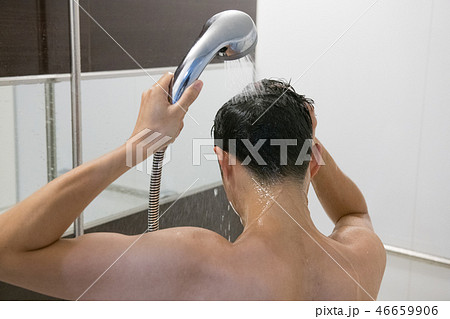シャワーで頭を洗う若い日本人男性 洗髪 浴室 46659906