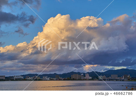 松江市袖師町から北側の松江しんじ湖温泉、宍道湖大橋方面を見る 46662786