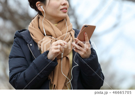 スマホと女性 スマホと女性 46665705