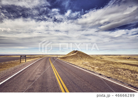 Scenic road by Pinnacles Overlook. 46666289