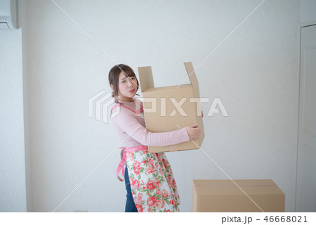 女性　引っ越し 46668021