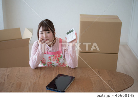 女性 引っ越し 女性 引っ越し 46668148