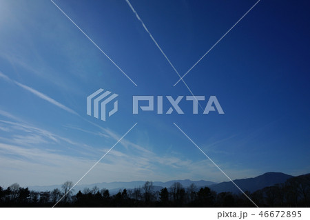 冬空のキャンパスに飛行機雲＜静岡県富士宮市から山梨県身延方面を望む＞ 46672895