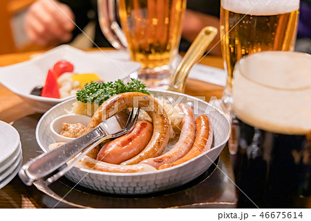 ソーセージの盛り合わせとビール 46675614
