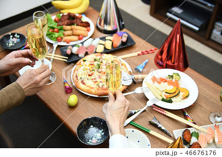 ホームパーティー　乾杯 46676176