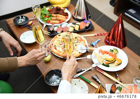ホームパーティー 乾杯 ホームパーティー 乾杯 46676178