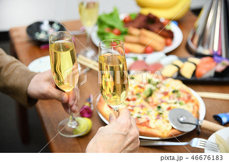 ホームパーティー 乾杯 ホームパーティー 乾杯 46676183
