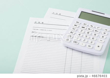 見積書と電卓 46676403