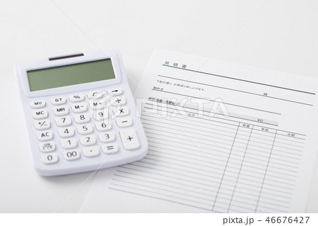 見積書と電卓 46676427