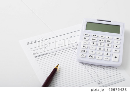 請求書と電卓 46676428