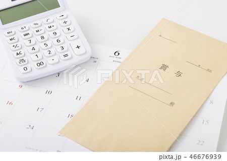 カレンダーと電卓と賞与袋 46676939