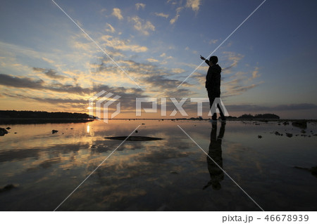 海　夕日　男性イメージ 46678939