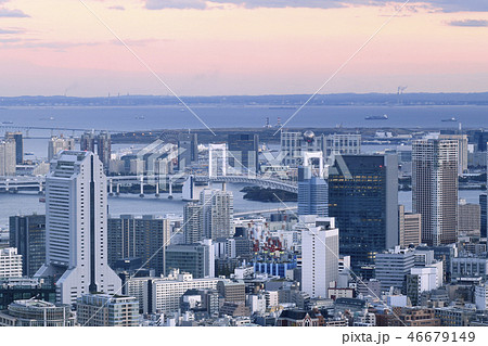 日本の東京都市景観　レインボーブリッジやフジテレビなど、街並みを望む 46679149