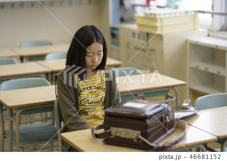 元気がない子ども（教室） 46681152