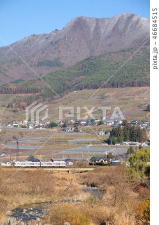 北志賀の山を背景に夜間瀬橋を渡る長野電鉄3500系電車 46684515