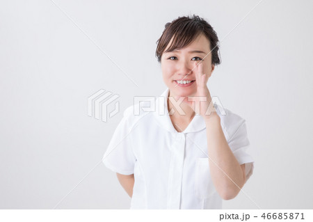 なにかを伝える白衣の女性 なにかを伝える白衣の女性 46685871
