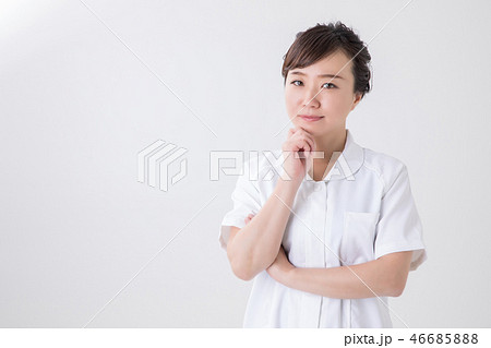 考える白衣の女性 考える白衣の女性 46685888