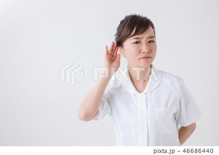 なにかを聞く白衣の女性 なにかを聞く白衣の女性 46686440