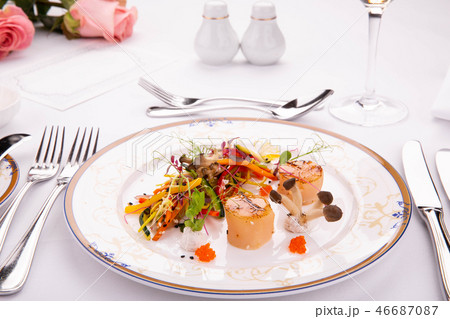 Scallops in oil with mushrooms and vegetable sesam Scallops in oil with mushrooms and vegetable sesam 46687087