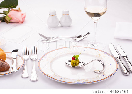 Portion giving of snack at restaurant with beautif Portion giving of snack at restaurant with beautif 46687161