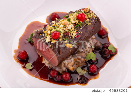 A Slaboobzharenny stake of veal with a mushroom ga 46688201