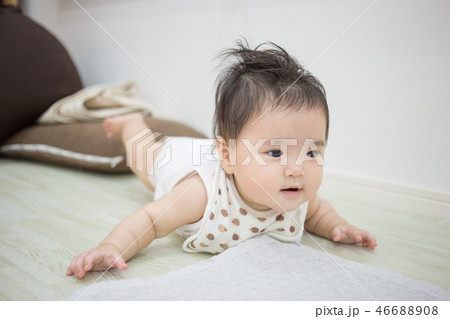 うつ伏せの赤ちゃん うつ伏せの赤ちゃん 46688908