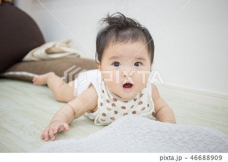うつ伏せの赤ちゃん 46688909