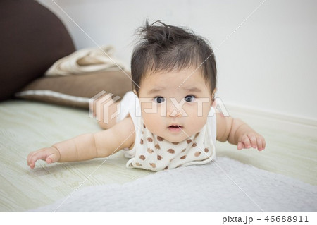 うつ伏せの赤ちゃん うつ伏せの赤ちゃん 46688911
