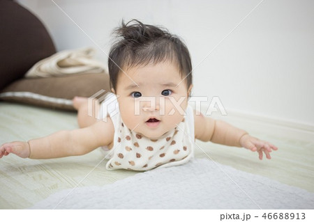 うつ伏せの赤ちゃん 46688913