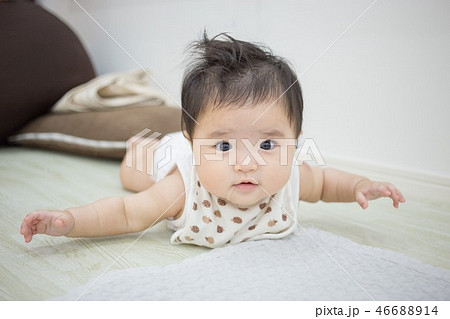 うつ伏せの赤ちゃん うつ伏せの赤ちゃん 46688914