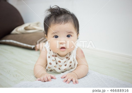 うつ伏せの赤ちゃん うつ伏せの赤ちゃん 46688916