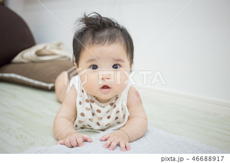 うつ伏せの赤ちゃん うつ伏せの赤ちゃん 46688917
