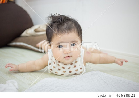 うつ伏せの赤ちゃん うつ伏せの赤ちゃん 46688921